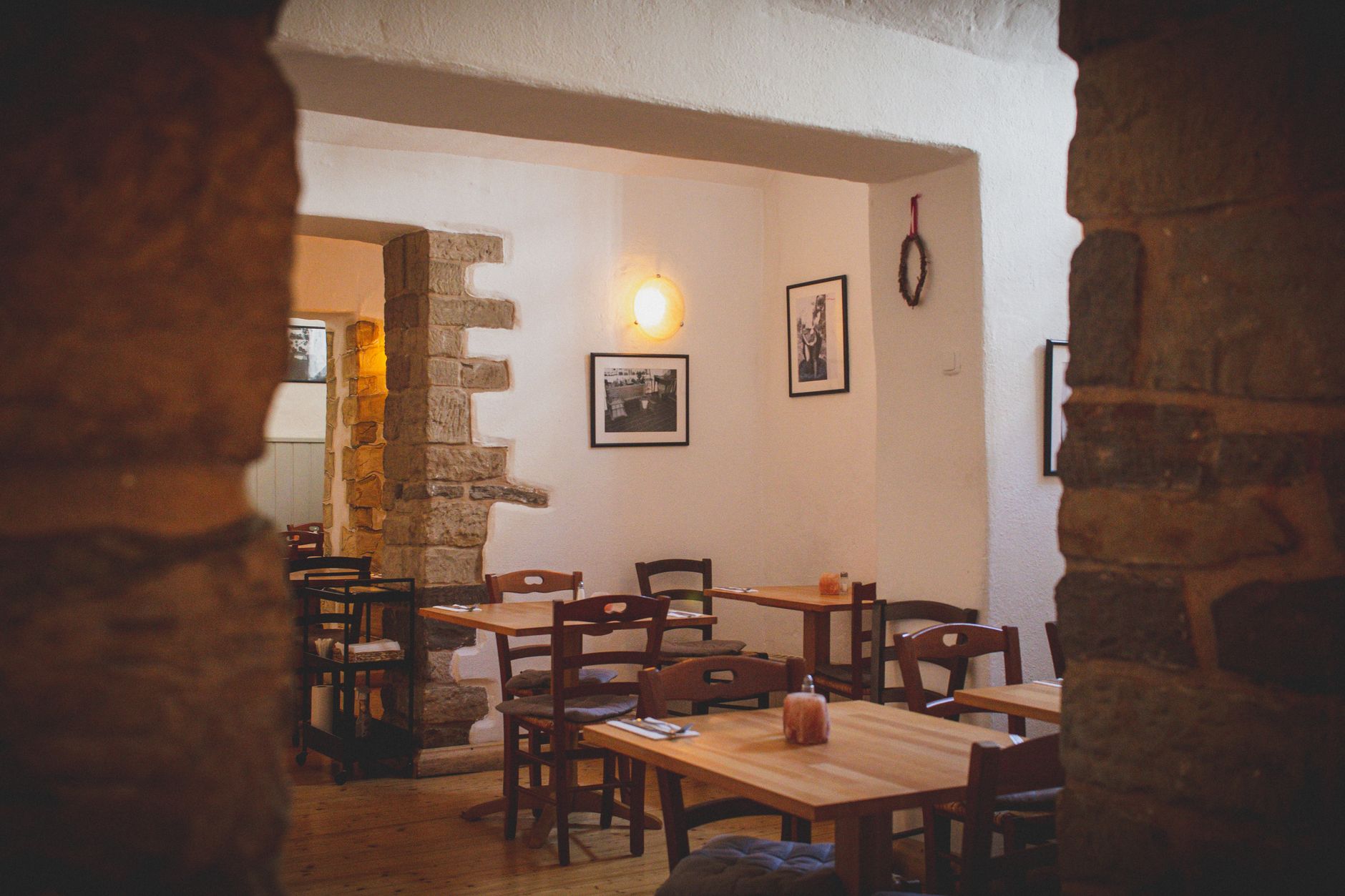 Warmes Interieur des Restaurants mit gedeckten Tischen